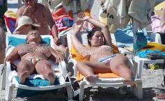Regulă în staţiunea Mamaia: "Este INTERZIS scăldatul în mare FĂRĂ costume de baie" 