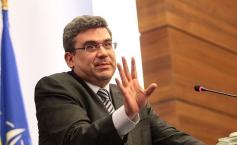 Fostul ministru Baconschi, îndrăgostit lulea. Şi-a scos amanta la restaurant, apoi s-au plimbat în Parcul Herăstrău