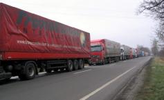 Informaţie importantă pentru românii care vor să plece din ţară cu maşina. Cozile se întind pe şase kilometri