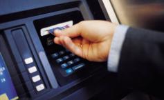 Îţi iei salariul pe card? Un sfert din bani îi "încasează" banca, într-un an