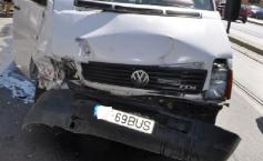 Pun banii înaintea siguranţei pasagerilor. Şofer de microbuz, filmat în timp ce încălca legea