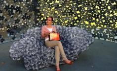 Artista de origine română care ne arată cum poate fi purtată arta. Tablourile portabile, un pod între artă şi oameni
