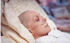 Bolnavă de cancer a rămas fără pensie, pentru că s-a "însănătoşit". Metoda umilitoare, practicată de autorităţi