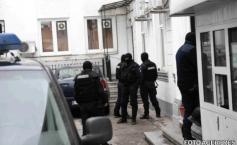 Descinderi ale mascaţilor în Argeş. O primărie a fost sigilată, iar acuzaţiile de mită electorală ajung până la primar  