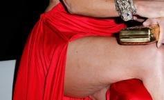 Divă sexy, dar neiertată de timp. Cu pielea încreţită în faţa paparazzilor