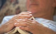 Nu s-a mai dat jos din pat de un an, dar autorităţile îl declară sănătos tun şi îl trimit la muncă