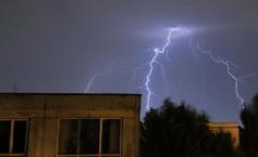 Debranşaţi de la condiţii de trăit: localităţi fără energie electrică în sudul ţării din cauza vântului şi descărcărilor electrice