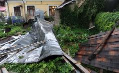 FURTUNĂ VIOLENTĂ în Bucureşti şi Ilfov: 18 persoane duse la spital, 78 de copaci căzuţi, din cauza furtunii