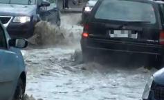 Pasaj inundat, maşină avariată şi mai mulţi copaci doborâţi de furtună, în Argeş şi Dâmboviţa