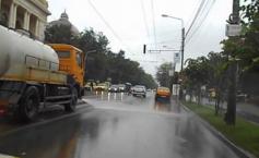 Maeştrii Curăţeniei dau "lecţii". Pe ploaie torenţială, cisternele udă străzile din Iaşi