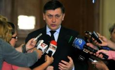 Antonescu: Premierul, care nu demult avea alergie la portocaliu, astazi este rezervat la galben şi albastru. Roşu e destul!