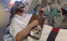 Imagini incredibile. Un actor a fost operat pe creier ÎN DIRECT pe internet. Vezi ce a făcut americanul în timpul operaţiei