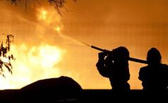 Incendiu puternic pe Şoseaua de Centură a Capitalei. Depozitul unei fabrici de mezeluri a luat foc