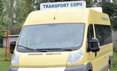 Zeci de mii de copii vor beneficia de pe urma acestei măsuri. Ministerul Educaţiei ar putea cumpăra 800 de microbuze noi