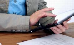 Deputaţii reduc "drastic" cheltuielile la hârtie. Politicienii vor lucra pe tablete