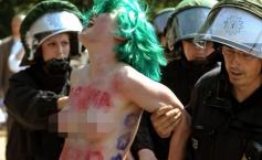 Două activiste FEMEN au protestat topless la Berlin, unde preşedintele Obama se afla în vizită oficială