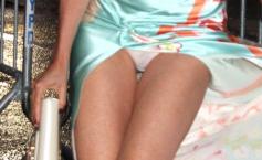 Vedetă trecută, cu lenjeria intimă la vedere pe covorul roşu