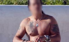Muzician celebru, cu pectoralii la vedere şi fără pălărie