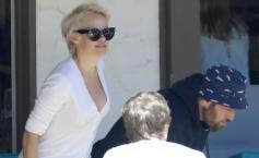 Bombă sexy expirată, cu lenjeria intimă la vedere