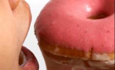 Un mit al copilăriei devenit realitate! "Regula celor 5 secunde" poate fi aplicată: alimentele scăpate pe jos pot fi mâncate fără probleme