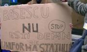 "Băsescu, nu eşti demn de uniforma statului". Românii din Bruxelles au ieşit în stradă. Vezi imagini de la proteste