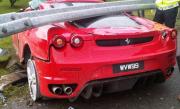 Daună totală! Un şofer nepriceput a făcut praf un Ferrari nou-nouţ