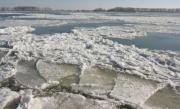 Traficul fluvial, blocat pe mai multe căi din cauza podurilor de gheaţă 