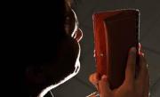 Fură portofele pentru satifacerea instinctelor sexuale