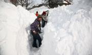 Zeci de mii de oameni, izolaţi de restul ţării. M.A.I. a suplimentat echipajele de salvare în jud. Buzau