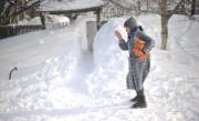 O femeie de 81 de ani a murit înecată după ce a alunecat pe zăpadă şi a căzut în fântâna din curte