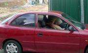 Dacă te uiţi atent, te va ŞOCA un detaliu. Fac SEX în maşină, dar cineva îi urmăreşte cu atenţie