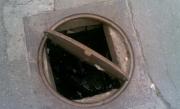 Circulaţia rutieră şi pietonală din Hunedoara, o adevărată aventură. Zeci de capace de canal au fost furate