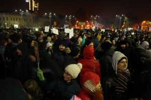 Proteste de amploare în Capitală și în țară. Peste 10.000 de oameni au ajuns în zona Palatului Parlamentului. La Ministerul Justiției, protestatarii au cerut demisia ministrului Toader