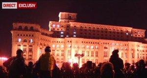 Scandal în fața Parlamentului. Doi protestatari susțin că au fost loviți de mașina unui deputat - VIDEO