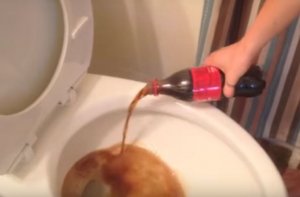 A început să toarne o sticlă de cola în vasul de toaletă. Ce s-a întâmplat când a tras apa este de-a dreptul uluitor (VIDEO)