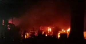 Incendiu violent în județul Argeș. Un pompier a fost rănit grav în timpul intervenției