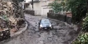 Cum a reușit să scape cu viață un cuplu după ce mașina lor a fost luată de un torent de noroi (VIDEO)