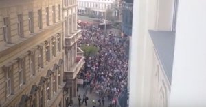 Proteste de amploare la Budapesta. Zeci de mii de persoane au ieșit în stradă 