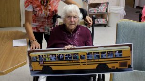 O femeie în vârstă făcea zilnic cu mâna elevilor din autobuz. Într-o zi, femeia n-a mai venit la geam, dar copiii i-au făcut cea mai mare bucurie