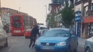 Imagini șocante în Londra! Un biciclist înarmat cu un cuţit a atacat un șofer - VIDEO
