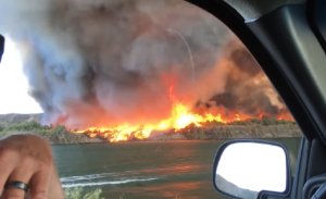 Tornadă de foc, filmată pe marginea unui râu. Oamenii au rămas fără cuvinte - VIDEO