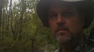 Se plimba singur prin pădure, când a observat ceva incredibil chiar lângă el. A scos rapid telefonul și a filmat o creatură ciudată - VIDEO