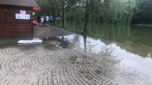 Parcul IOR din Capitală a fost inundat. Oamenii, nevoiți să treacă prin apă - VIDEO