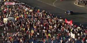 PROTEST DIASPORA. 10.000 de persoane sunt la mitingul din Piața Victoriei. Echipele de jandarmi au fost suplimentate