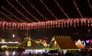 Au început să se monteze luminițele de Crăciun în Capitală. Ornamentele au culorile tricolorului