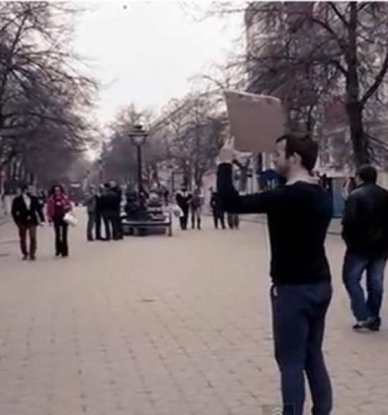 "Dacă eşti fericit, îmbrăţiţează-mă!" Care crezi că a fost reacţia trecătorilor la acest anunţ?