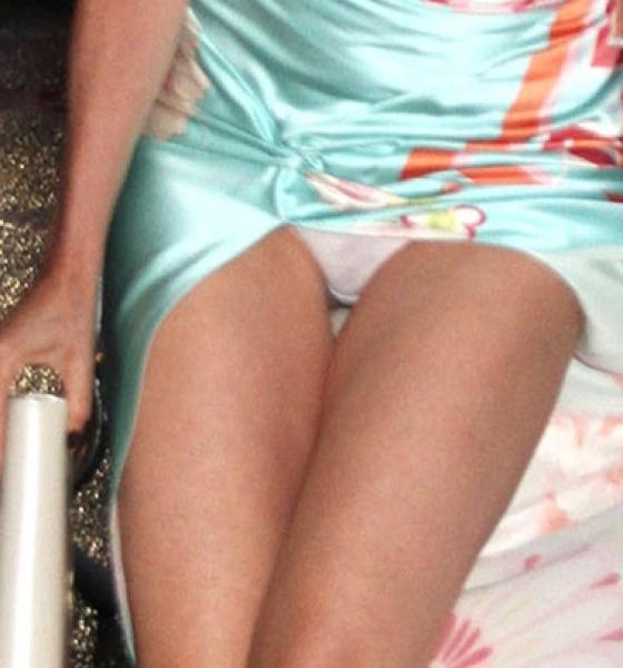 Vedetă trecută, cu lenjeria intimă la vedere pe covorul roşu