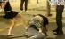 Un bărbat, bătut crunt de doi băieţi şi o fată, în faţa camerei de filmat (VIDEO) 
