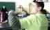 Manelişti sau economişti? Un grup de elevi cântă şi dansează sub privirile profesorului (VIDEO)