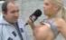 Vezi cum o reporteriţă ia interviuri topless - VIDEO